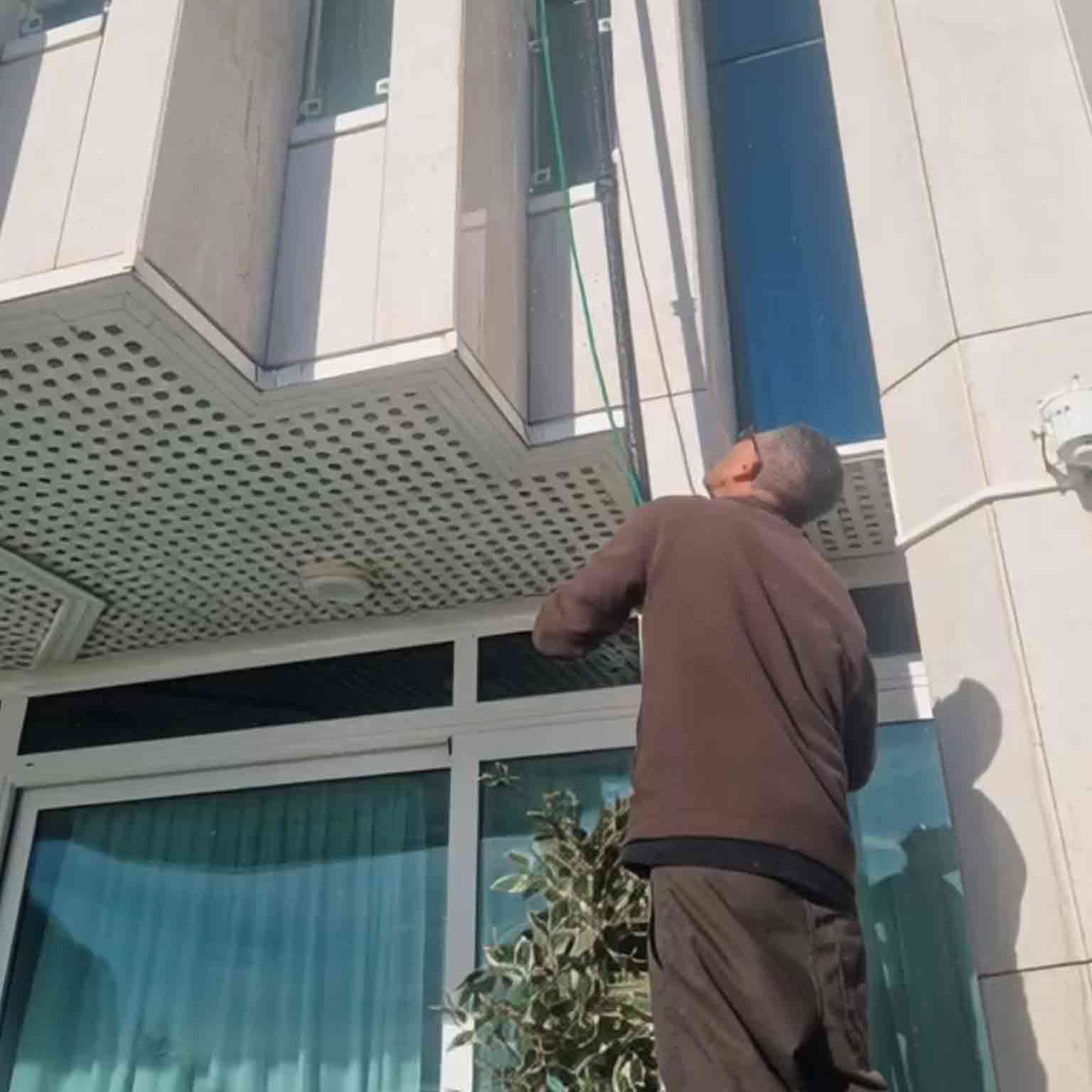 Nettoyage des vitres en hauteur par perche