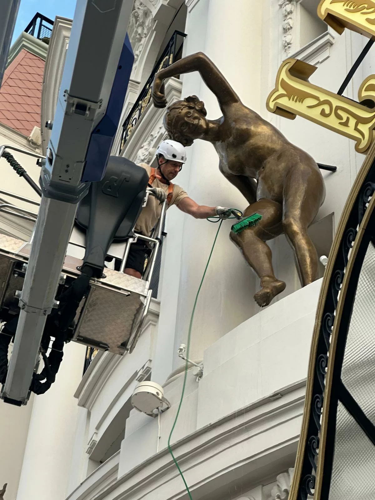 Nettoyage des façades de palace et d'hôtels avec une nacelle et de l'eau pure