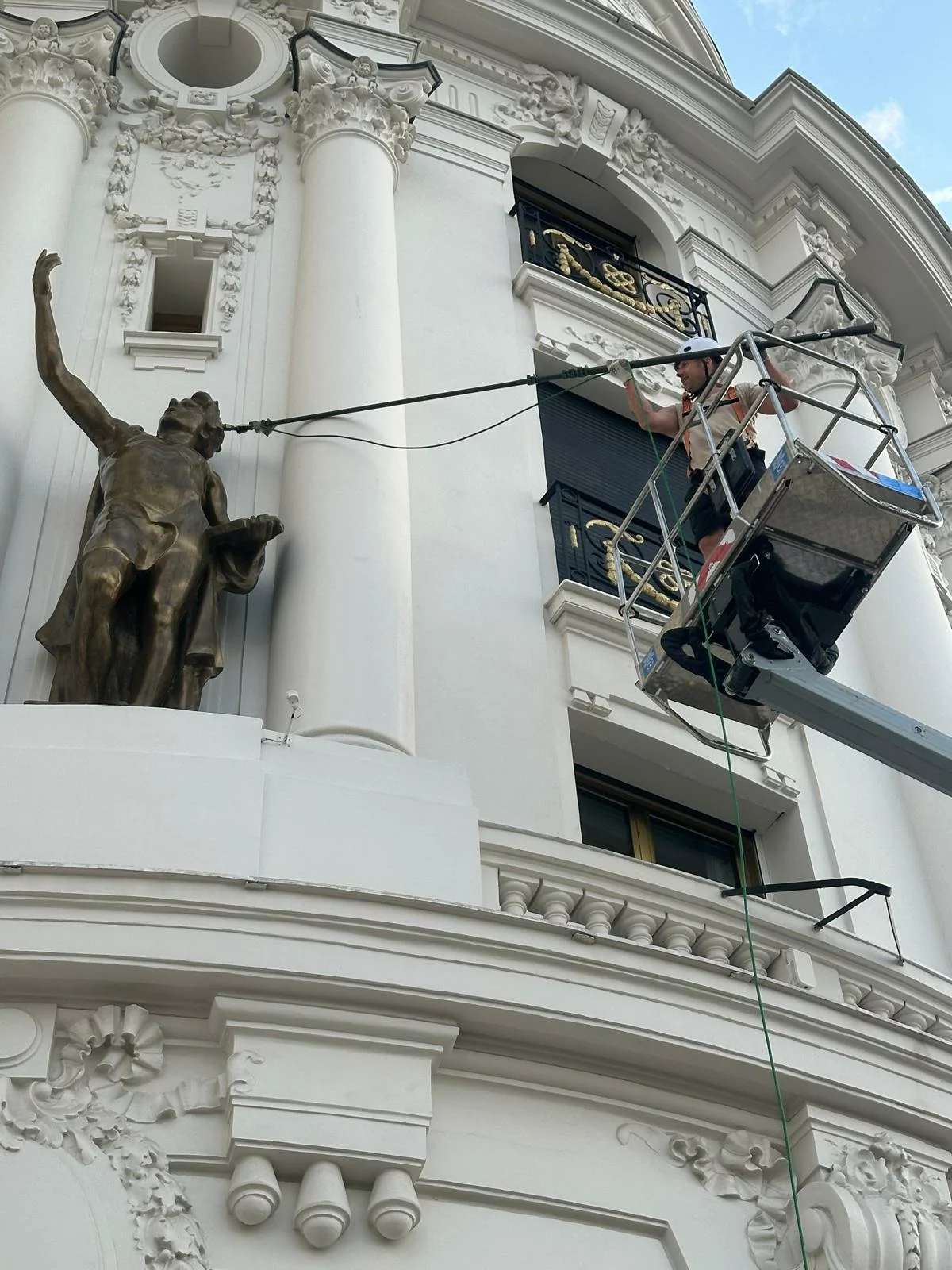 Nettoyage des façades de palace et d'hôtels avec une nacelle et de l'eau pure
