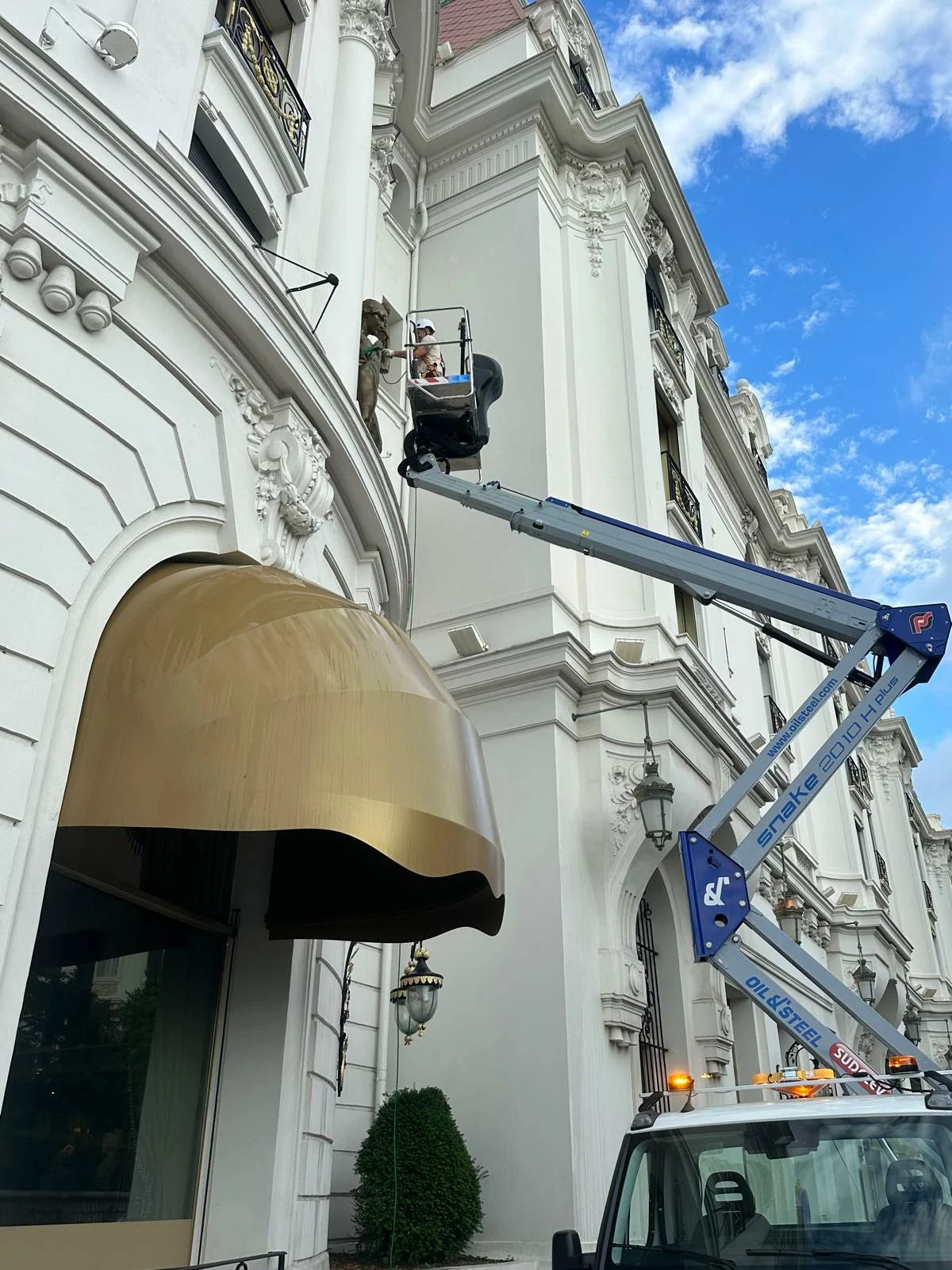 Nettoyage des façades de palace et d'hôtels avec une nacelle et de l'eau pure