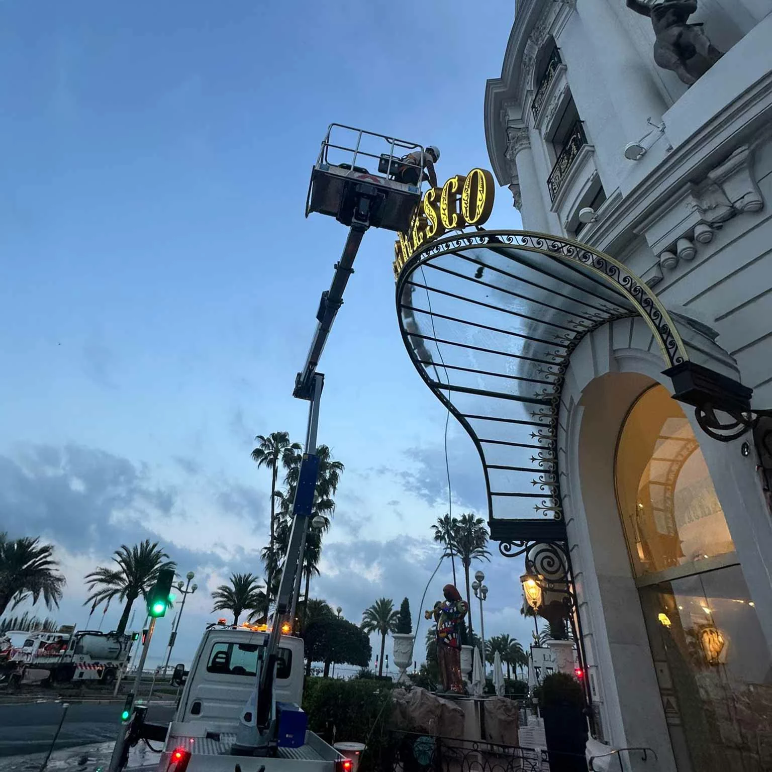 Nettoyage des façades de palace et d'hôtels avec une nacelle et de l'eau pure